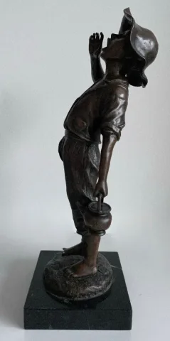 Le porteur d eau , sujet en bronze