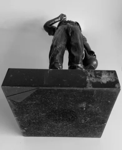 Le porteur d eau , sujet en bronze