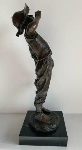 Le porteur d eau , sujet en bronze