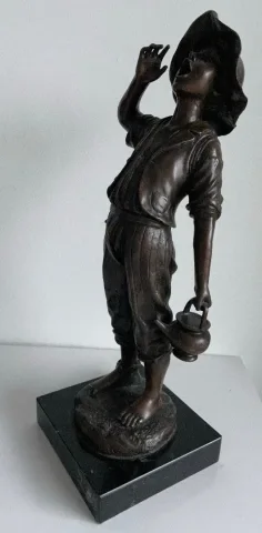 Le porteur d eau , sujet en bronze
