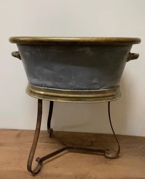 CHILD'S BATH TUB
