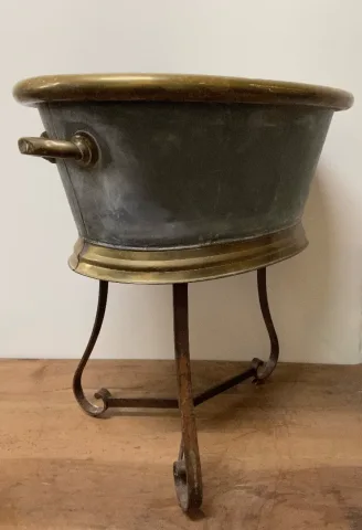 CHILD'S BATH TUB