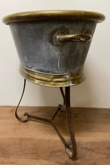 CHILD'S BATH TUB