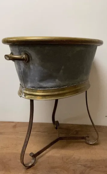 CHILD'S BATH TUB