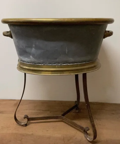 CHILD'S BATH TUB