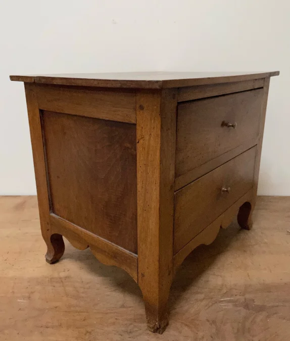Petite commode d enfant en noyer