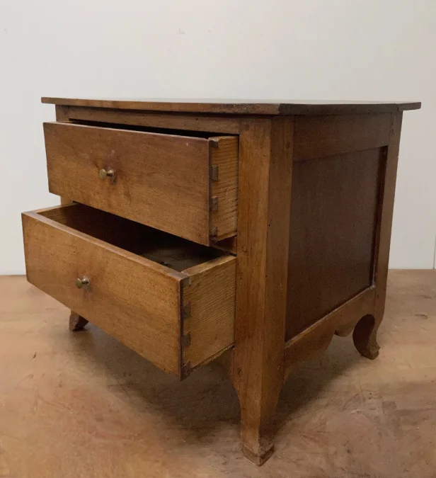 Petite commode d enfant en noyer