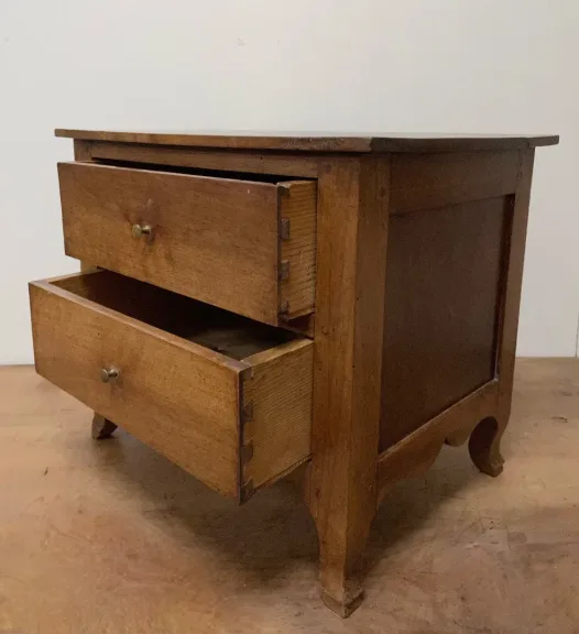 Petite commode d enfant en noyer