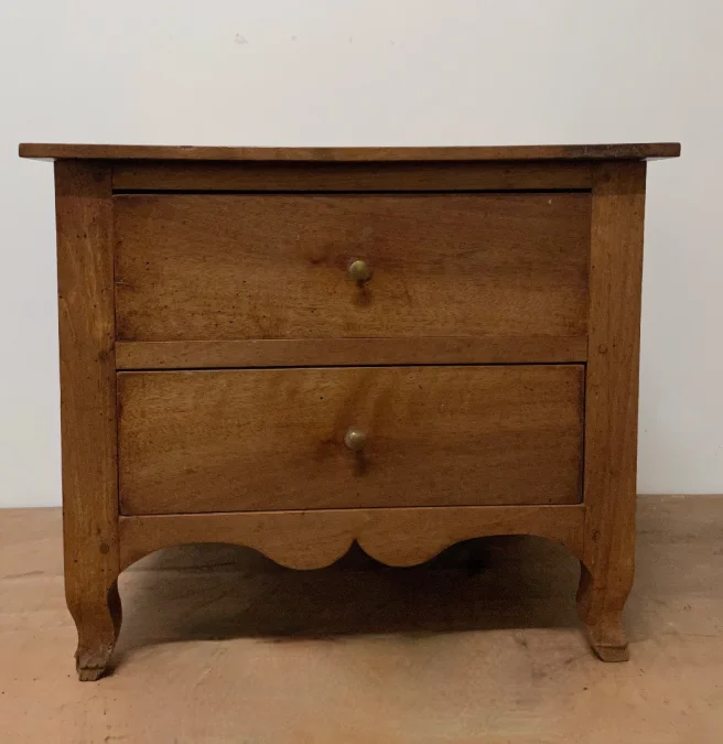 Petite commode d enfant en noyer