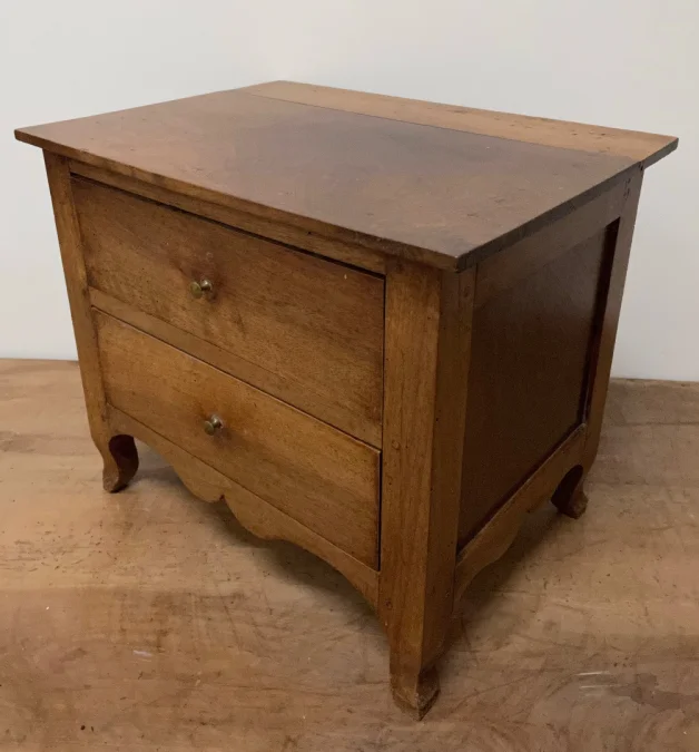 Petite commode d enfant en noyer