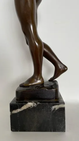 Bronze Représentant Un Nu Féminin