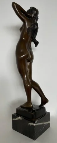 Bronze Représentant Un Nu Féminin