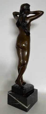 Bronze Représentant Un Nu Féminin