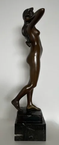 Bronze Représentant Un Nu Féminin