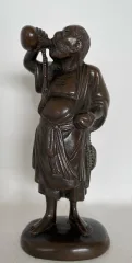Un Homme Asiatique buvant dans sa gourde  , sujet en bronze