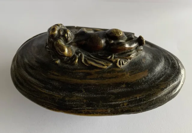 Putto Sur Une Huitre , petite boite En Bronze
