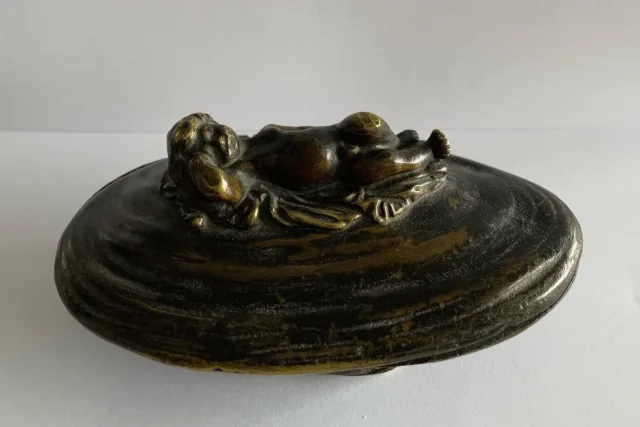 Putto Sur Une Huitre , petite boite En Bronze