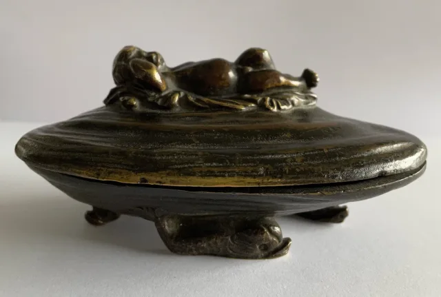 Putto Sur Une Huitre , petite boite En Bronze