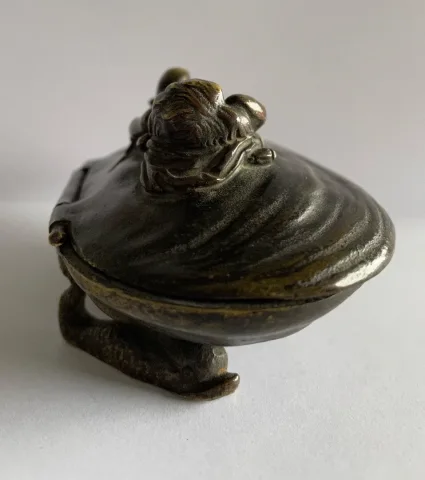 Putto Sur Une Huitre , petite boite En Bronze