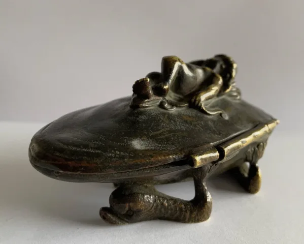 Putto Sur Une Huitre , petite boite En Bronze