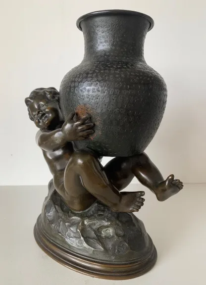 Sujet  En Bronze Représentant Un Putto Tenant Une Jarre