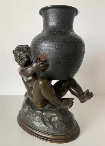 Sujet  En Bronze Représentant Un Putto Tenant Une Jarre