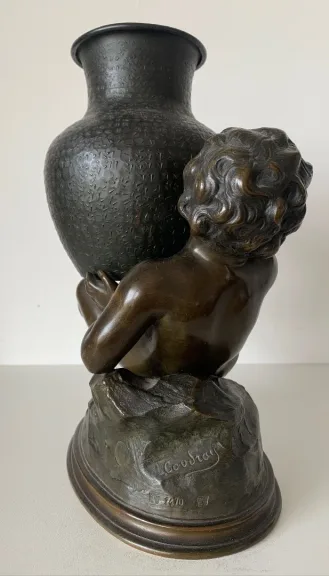 Sujet  En Bronze Représentant Un Putto Tenant Une Jarre