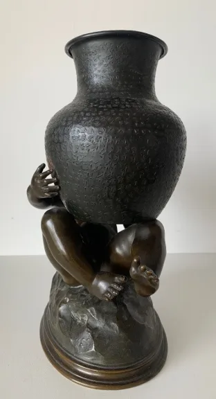 Sujet  En Bronze Représentant Un Putto Tenant Une Jarre