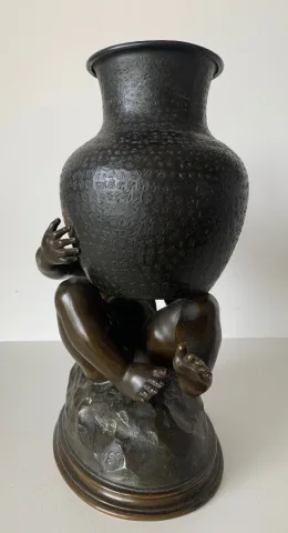 Sujet  En Bronze Représentant Un Putto Tenant Une Jarre