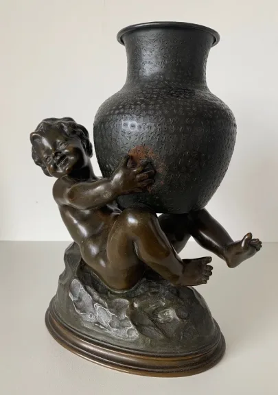 Sujet  En Bronze Représentant Un Putto Tenant Une Jarre