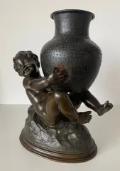 Sujet  En Bronze Représentant Un Putto Tenant Une Jarre