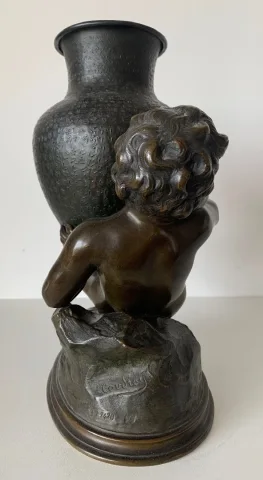 Sujet  En Bronze Représentant Un Putto Tenant Une Jarre