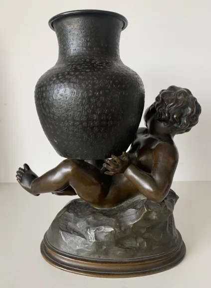 Sujet  En Bronze Représentant Un Putto Tenant Une Jarre