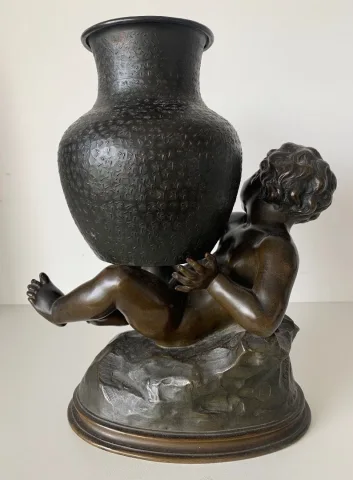 Sujet  En Bronze Représentant Un Putto Tenant Une Jarre