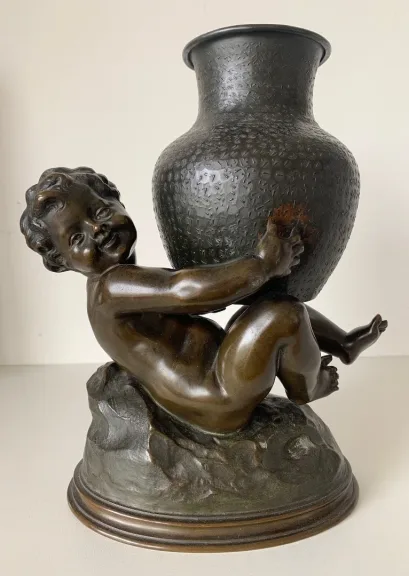 Sujet  En Bronze Représentant Un Putto Tenant Une Jarre