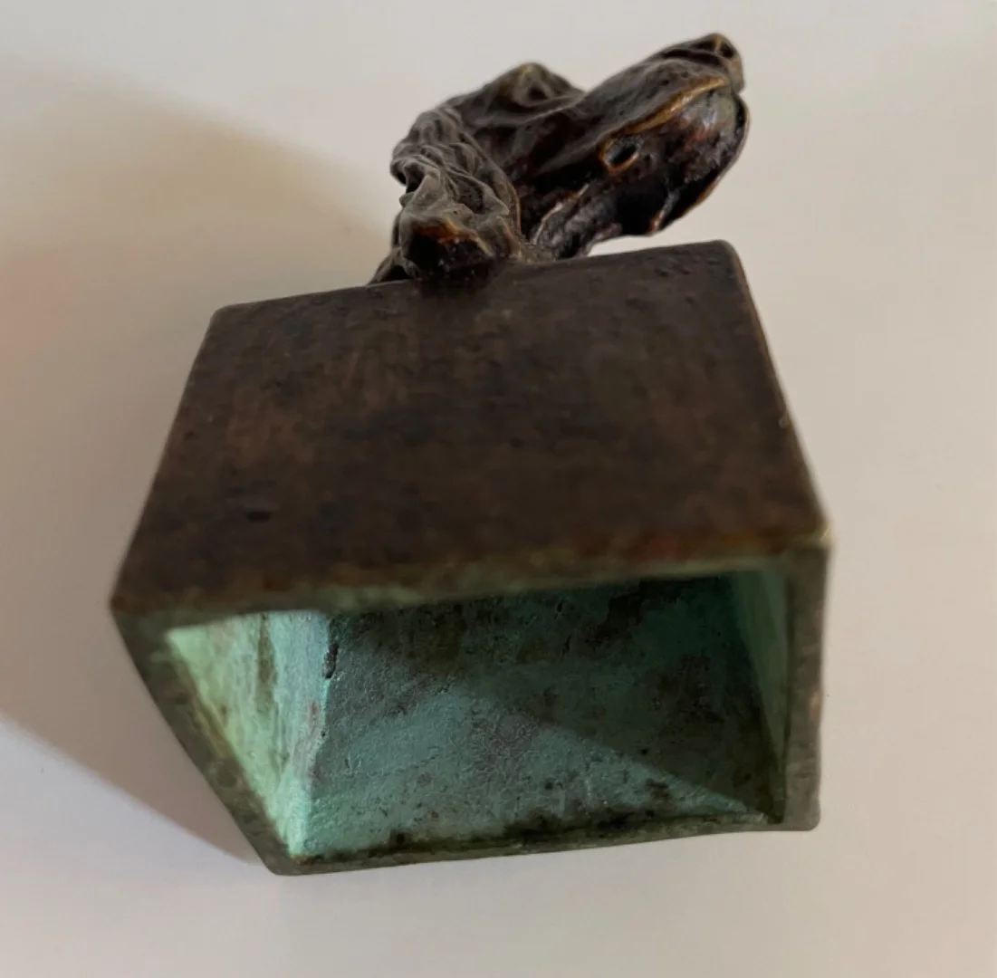 Petit Sujet En Bronze Représentant Une Tête De Chien