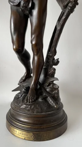 BRONZEN BEELDJE GETEKEND E. DROUOT