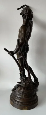 BRONZEN BEELDJE GETEKEND E. DROUOT