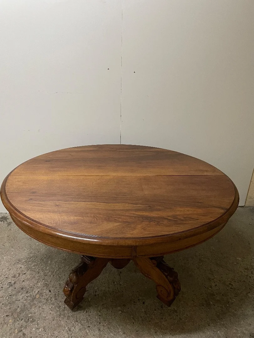 ROUND EXTENDING TABLE