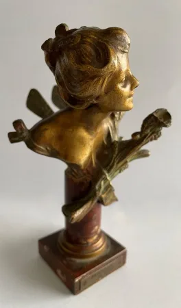 Papillon , petite Sculpture en régule Signée Fabreuil