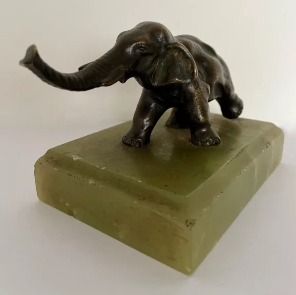 Petit Bronze Représentant Un éléphant