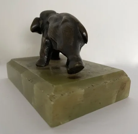 Petit Bronze Représentant Un éléphant