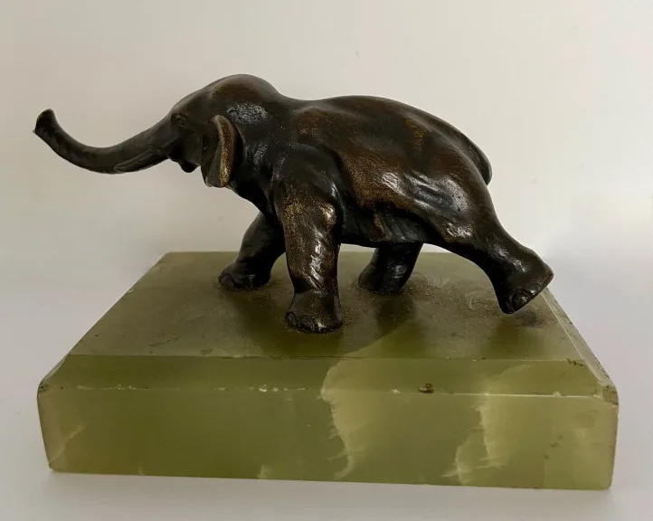 Petit Bronze Représentant Un éléphant