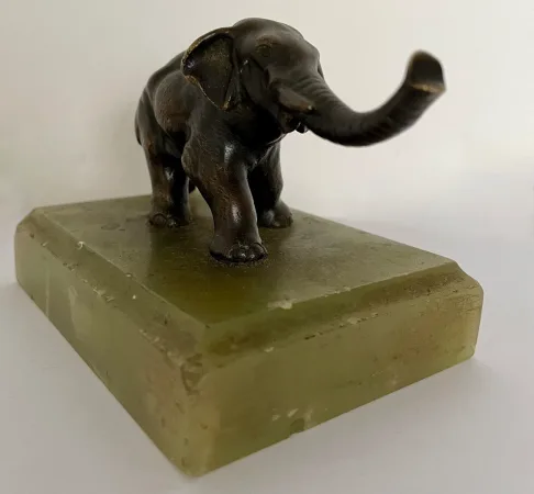 Petit Bronze Représentant Un éléphant