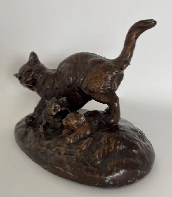 Sujet en régule représentant une chatte et ses chatons