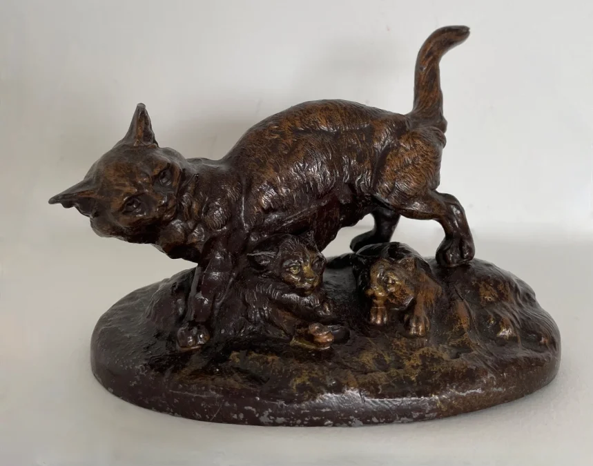 Sujet en régule représentant une chatte et ses chatons