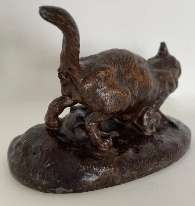 Sujet en régule représentant une chatte et ses chatons