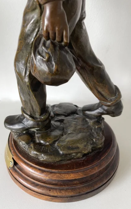 Jeune Homme à La Pipe , Sculpture En Bronze