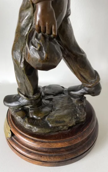 Jeune Homme à La Pipe , Sculpture En Bronze