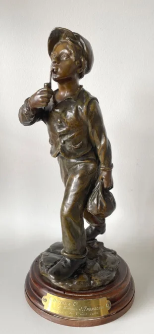 Jeune Homme à La Pipe , Sculpture En Bronze